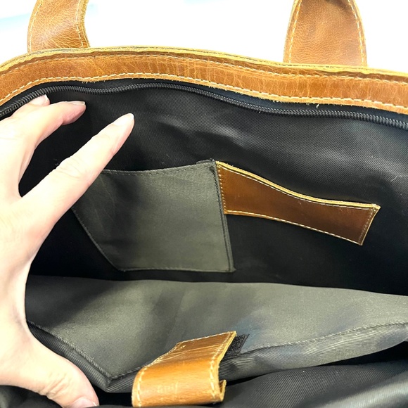 Canyon Outback Distressed Brown Leather Messenger Bag - Picture 7 of 12